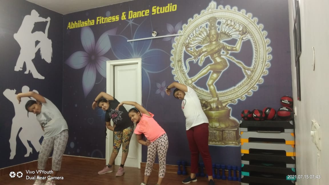अभिलाषा फिटनेस स्टूडियो में फ्री योगा ट्रायल क्लासिस