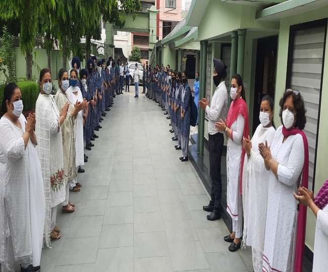 लुधियाना में बंदिशों के बीच खुले स्कूल : बेहद कम संख्या में आए बच्चे