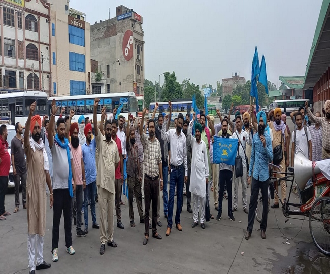 पंजाब रोडवेज कर्मियों ने मांगों को लेकर पंजाब सरकार के खिलाफ किया प्रदर्शन