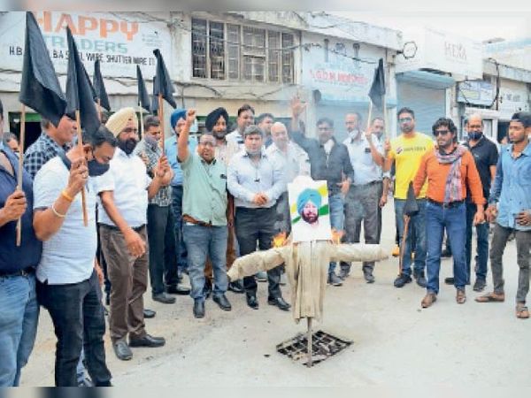 बिजली कटों के खिलाफ भड़के व्यापारियों ने सरकार का पुतला फूंक दी चेतावनी