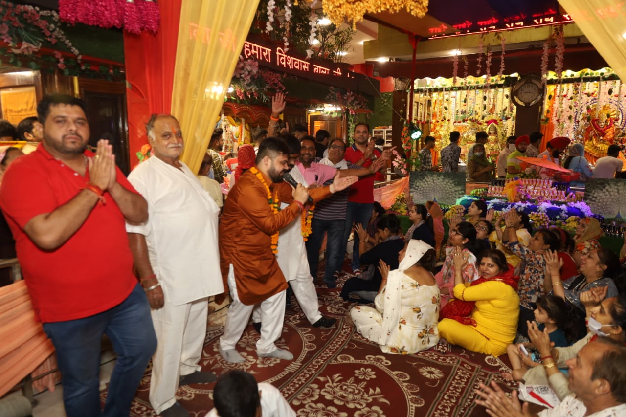 श्री बालाजी मंदिर में सुबह 984वा हवन यज्ञ और शाम को मंदिर प्रांगण में मैंगो उत्त्सव मनाया : प्रधान अमन जैन