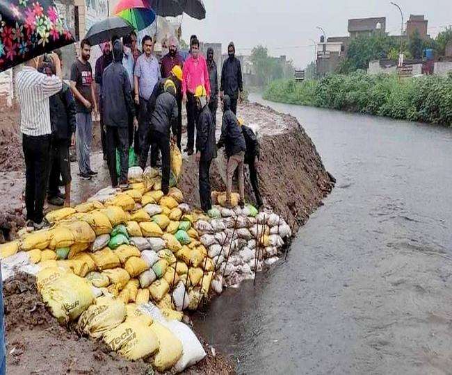भारी बारिश से बुड्ढा दरिया के किनारे टूटने का खतरा
