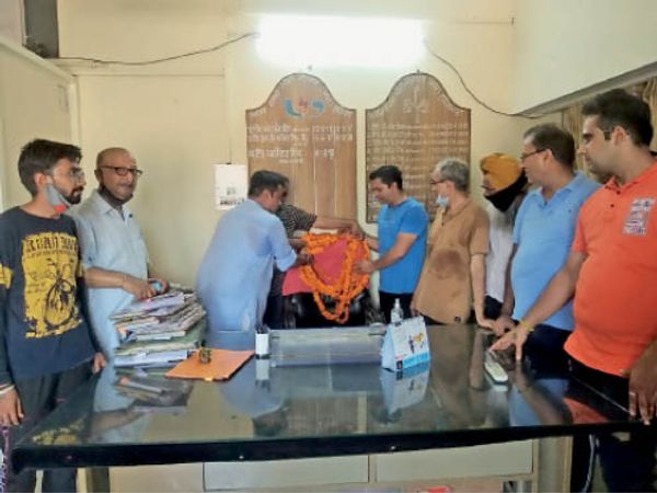 3 दिन से बिजली गुल, एक्सईएन की कुर्सी पर चढ़ाया हार