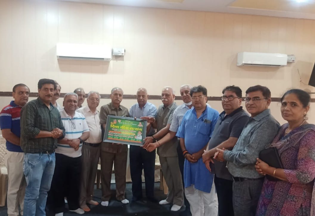 4 अगस्त से होने वाले दिव्य गीता सत्संग को लेकर निमंत्रण पत्र बांटे : हरकेश मित्तल