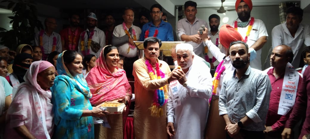 जोगिंदर पास्टर सेकड़ो साथियो सहित हुए आप में हुए शामिल : मदन लाल बग्गा