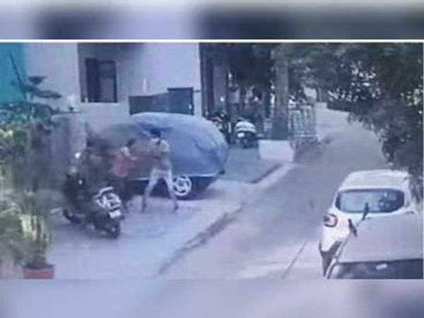 कुत्ते को सैर करवा कर लौट रही महिला से छीनी सोने की चेन