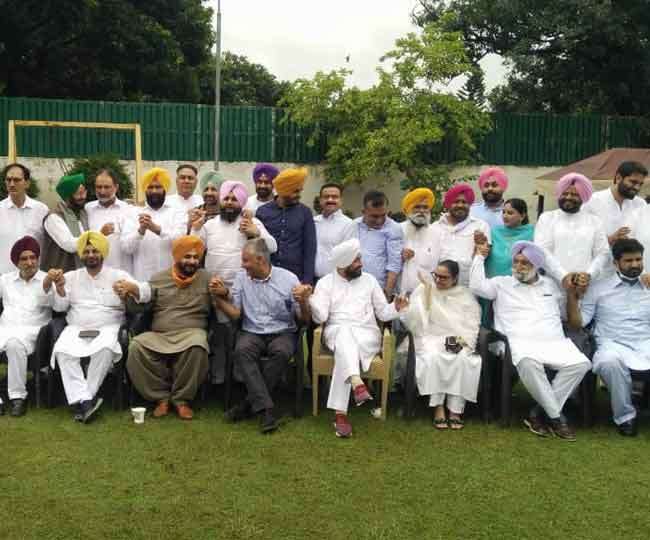 मंत्रियों, विधायकों से मिल पंजाब कांग्रेस अध्यक्ष नवजोत सिद्धू कर रहे शक्ति प्रदर्शन