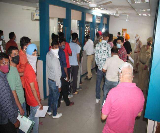 हड़ताल के 14 दिन बाद खुले सरकारी दफ्तरों में उमड़ी भीड़