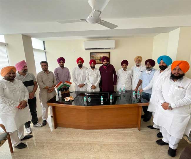 पंजाब में चार मंत्रियों व 21 विधायकों की अमरिंदर के खिलाफ बगावत