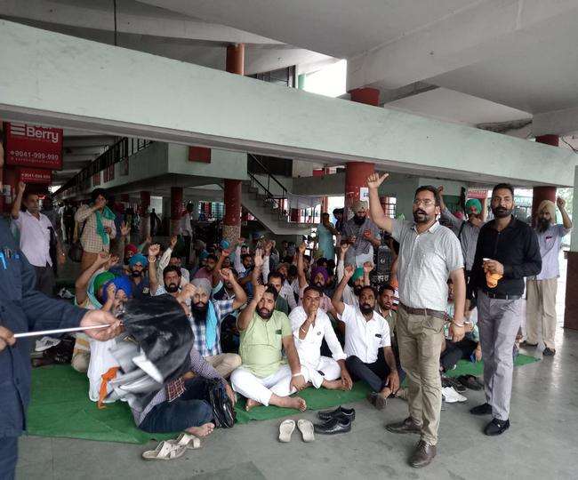 बारिश के बीच पीआरटीसी व पनबस के मुलाजिमों का चक्का जाम