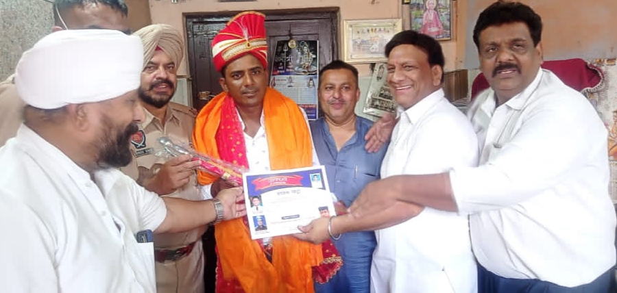 गायक रमन हीर को कोरोना योद्धा के अवार्ड से किया सम्मानित