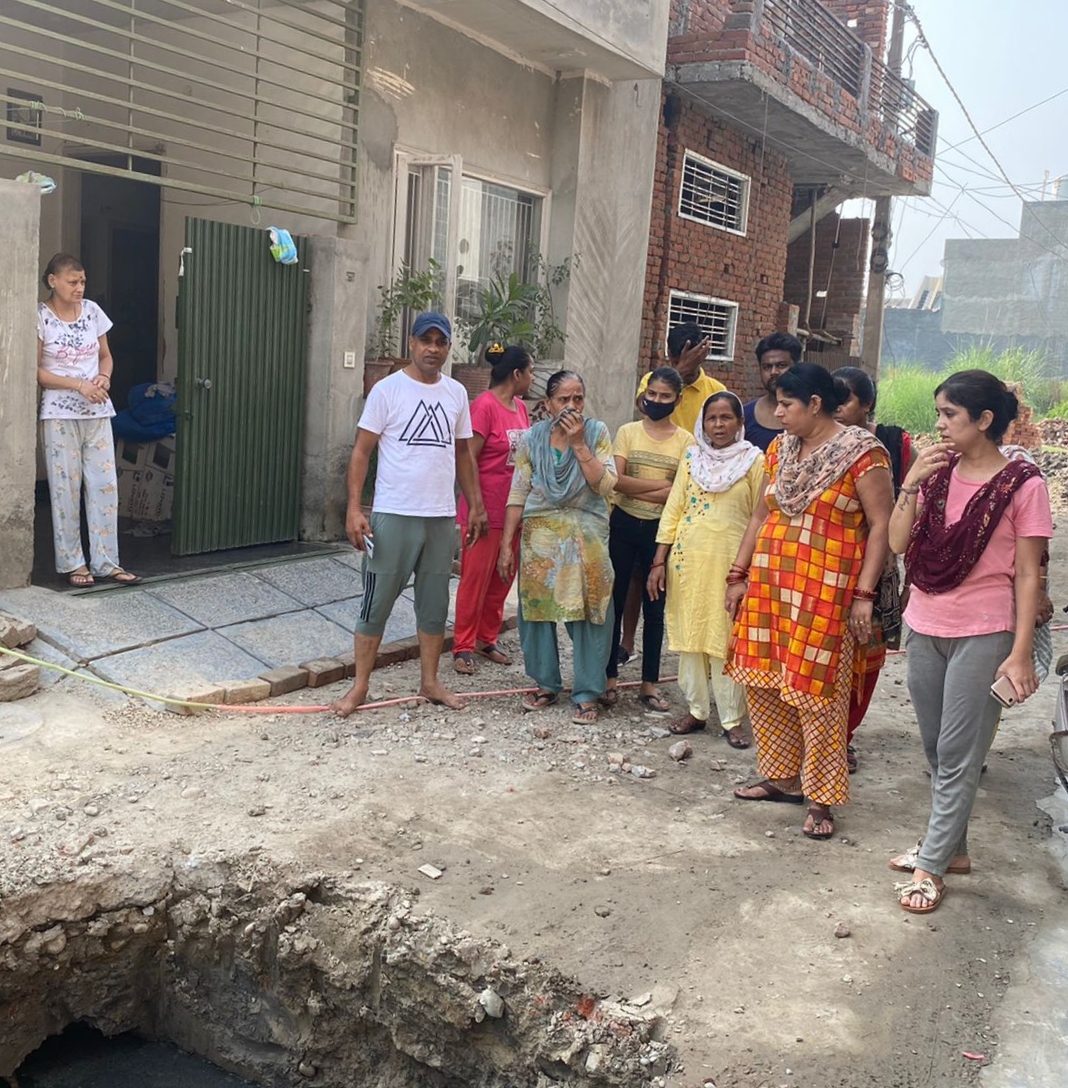 चूहड़पुर संत विहार में सीवरेज का पानी पीने वाले पानी में मिक्स होने पर हंगामा : संजीव अरोड़ा