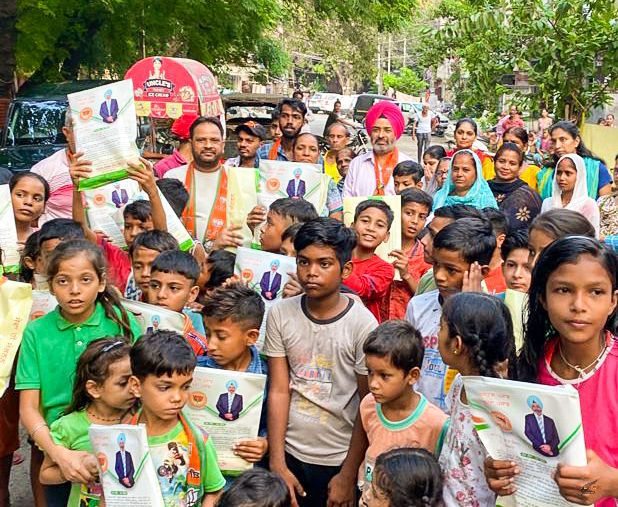 ऐडवोकेट बिक्रम सिंह सिद्धू के नेतृत्व में जवाहर नगर में बच्चों को बांटी पाठ्य सामग्री