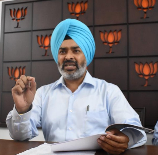 ‘सेवा और समर्पण’ के रूप में हवन यज्ञ कर  बच्चों को पाठ्य सामग्री बांटकर प्रधानमंत्री नरेंद्र मोदी का जन्मदिन मनाया