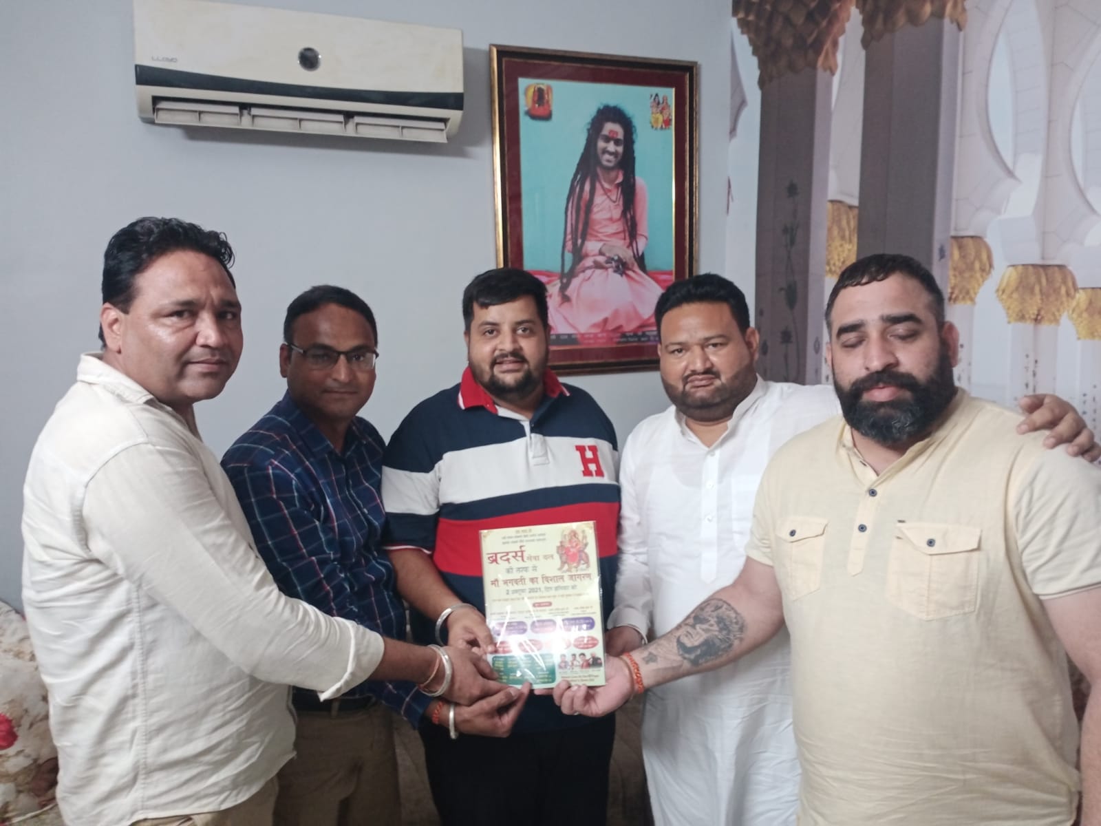 दो अक्टूबर को होने वाले विशाल भगवती जागरण का पत्रकार जुगल किशोर को दिया निमंत्रण : नितिन भंडारी