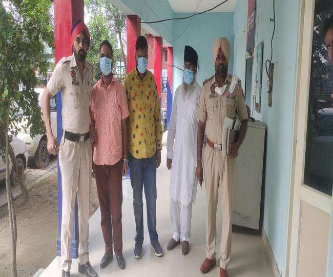 खुद को पत्रकार बता ढाबा मालिक को ब्लैकमेल करने आया दो साथियों समेत गिरफ्तार