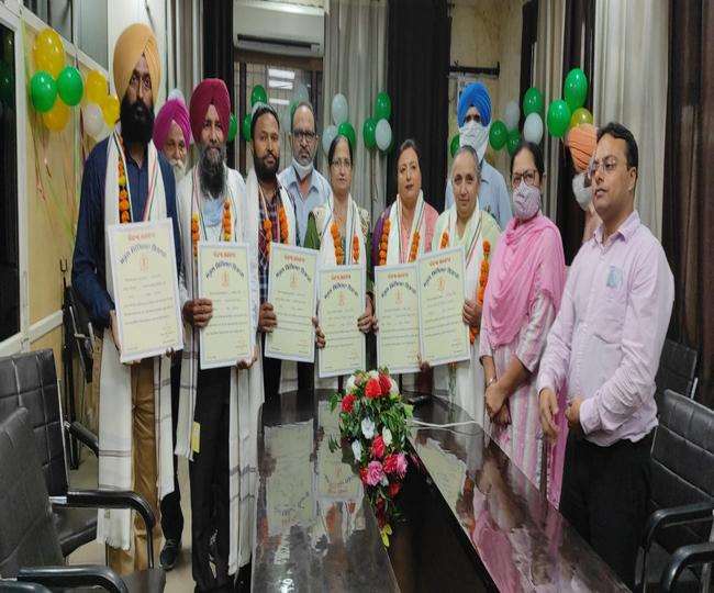 शिक्षक दिवस पर मिनी सचिवालय के बाहर नारेबाजी और अंदर चला सम्मान समारोह