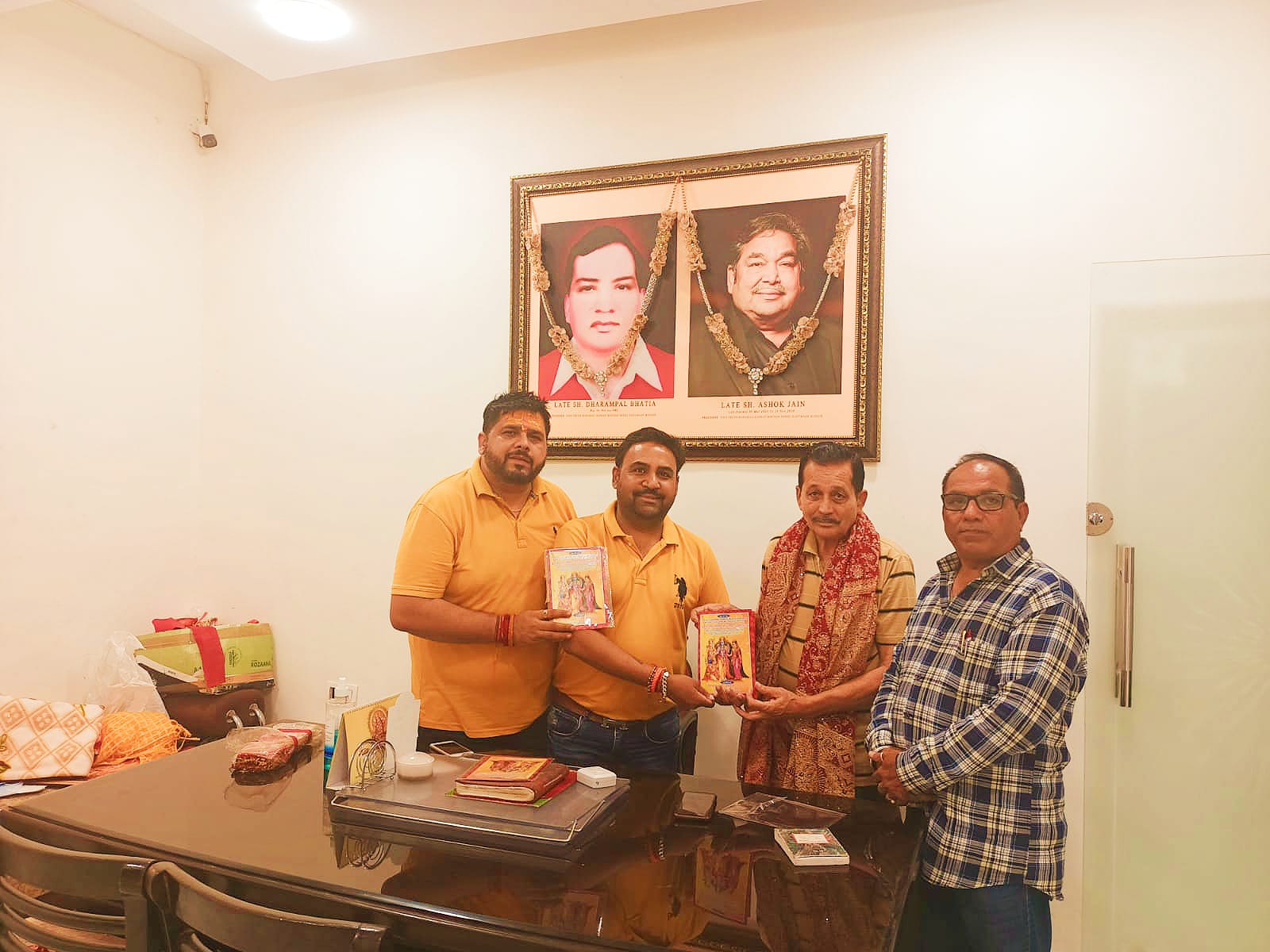 15 अक्टूबर को होने वाले राम लीला एवं दशहरा महोत्सव का बालाजी मंदिर को दिया निमंत्रण : बाल किशन वर्मा