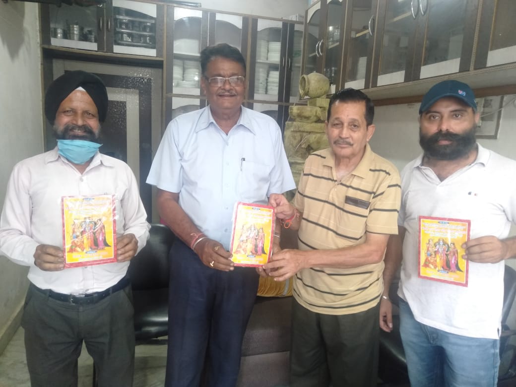 15 अक्टूबर को होने वाले राम लीला एवं दशहरा महोत्सव का गणमान्यों को दिए जा रहे निमंत्रण : बाल किशन वर्मा