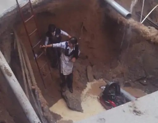 दीप नगर में चलते ट्रैफिक के बीच धंस गई सड़क :