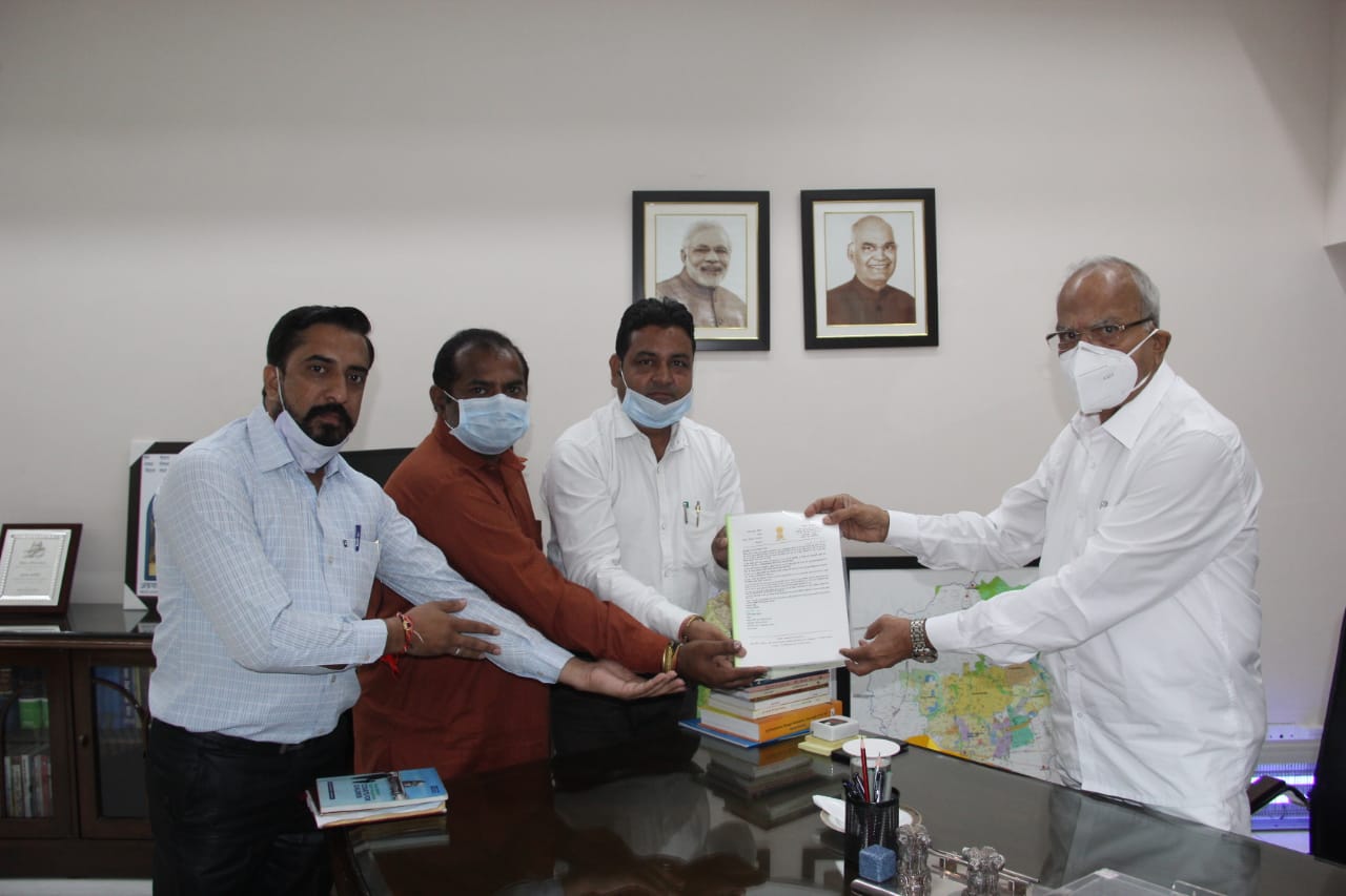 प्रधानमंत्री आदर्श ग्राम योजना के सदस्य पंजाब के राज्यपाल से मिले : दिनेश कुमार