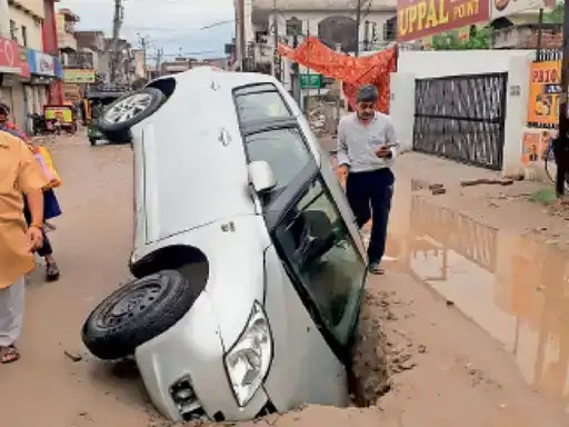 हैबोवाल मेन रोड में कार धंसने का मामला :