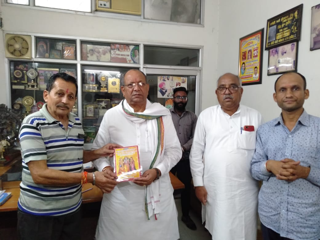 दशहरा महोत्सव का हेमराज अग्रवाल को दिया निमंत्रण : बाल किशन वर्मा