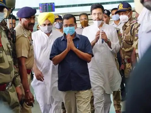 देवी तालाब मंदिर में नतमस्तक हुए सीएम केजरीवाल