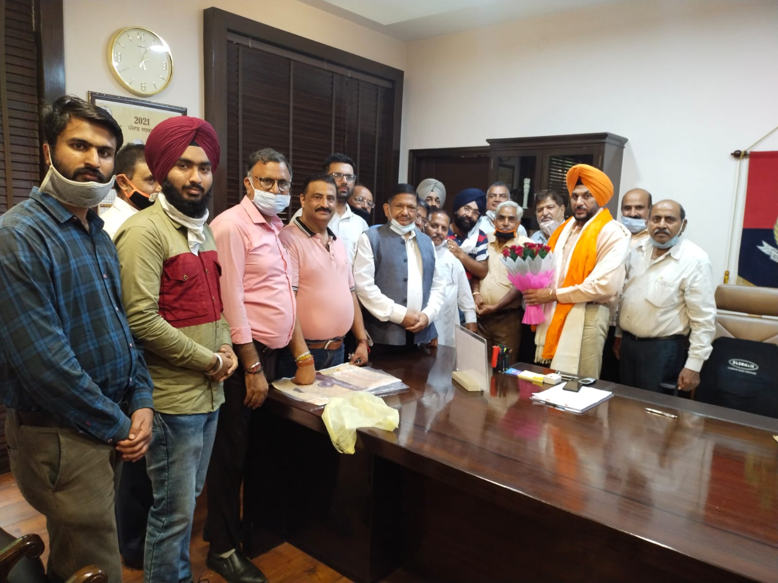 पंजाब प्रदेश व्यापार मंडल के सहयोग से व्यापारिक प्रतिष्ठानों के प्रतिनिधियों ने पुलिस कमिश्नर गुरप्रीत भुल्लर को किया सम्मानित