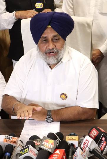 जो पदाधिकारी बैठक में नहीं आता है उसे बाहर का रास्ता दिखाओ : सुखबीर बादल