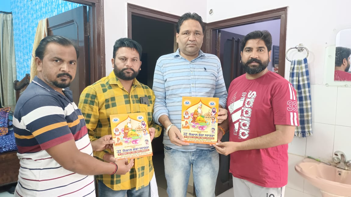 मंगलवार को होने वाली 32वी शोभायात्रा के गणमान्यों को दिए जा रहे निमंत्रण