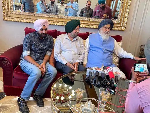 बड़े बादल की कैप्टन को नसीहत : कहा- पद चला गया तो भी पार्टी नहीं छोड़नी चाहिए