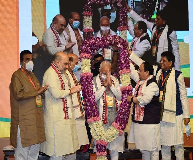 100 करोड़ टीकाकरण के लिए पीएम मोदी को किया गया सम्मानित