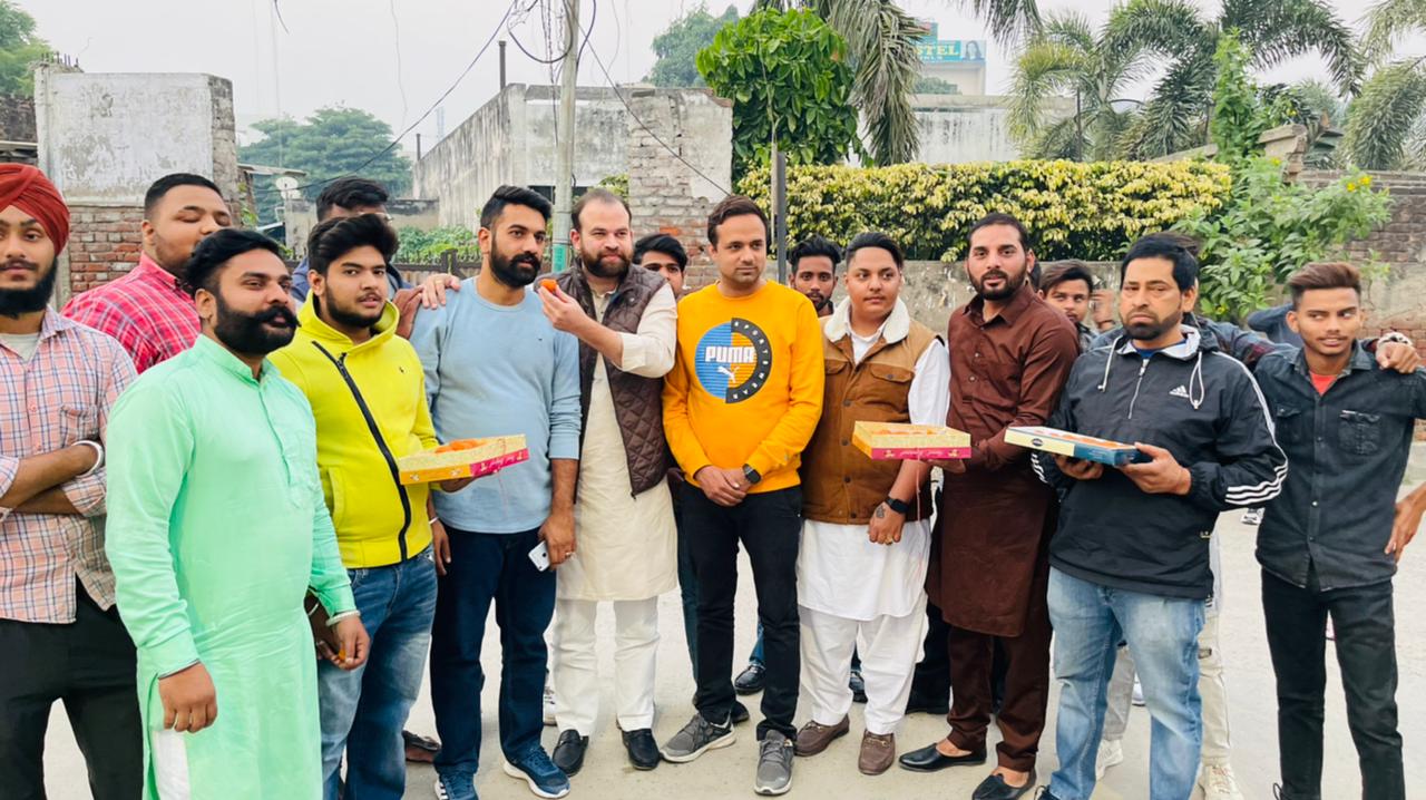 यूथ कांग्रेस ने सीएम चरणजीत चन्नी के इतहासिक फैसलों पर लड्डू बाँट मनाई ख़ुशी : प्रधान योगेश हांडा/चैरी आहलुवालिया