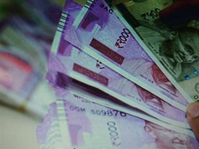 पुलिस नाका तोड़ भाग रहे स्कार्पियो सवारों का लिफाफा गिरा, 17.90 लाख कैश बरामद