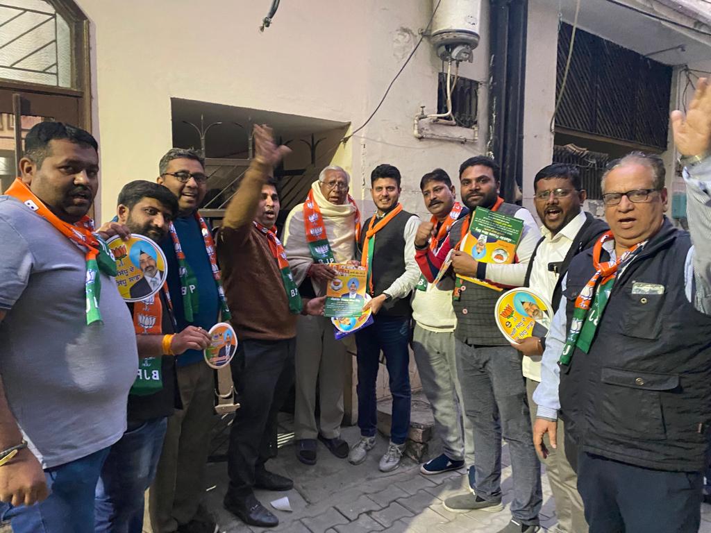 लुधियाना वेस्ट से भाजपा उमीदवार एडवोकेट बिक्रम सिंह सिद्धू को डोर टू डोर कैम्पेन में बड़ी संख्य में मिल रहा समर्थन
