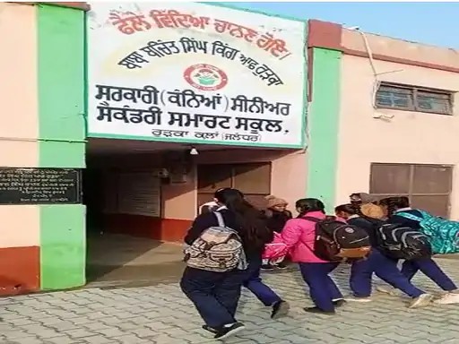 एक महीने बाद खुले स्कूल : पहले दिन कुछ स्कूलों में दिखा उत्साह