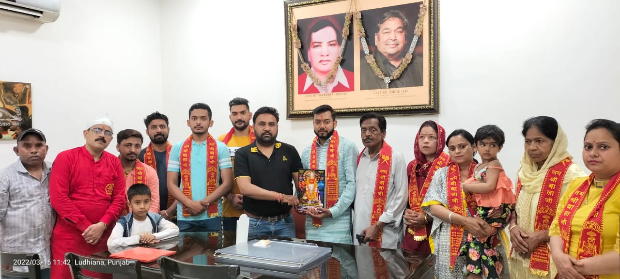 श्री बालाजी मंदिर में होली के रंग ठाकुर जी के संग थीम पर पुष्प होली में रंगेगे भक्त