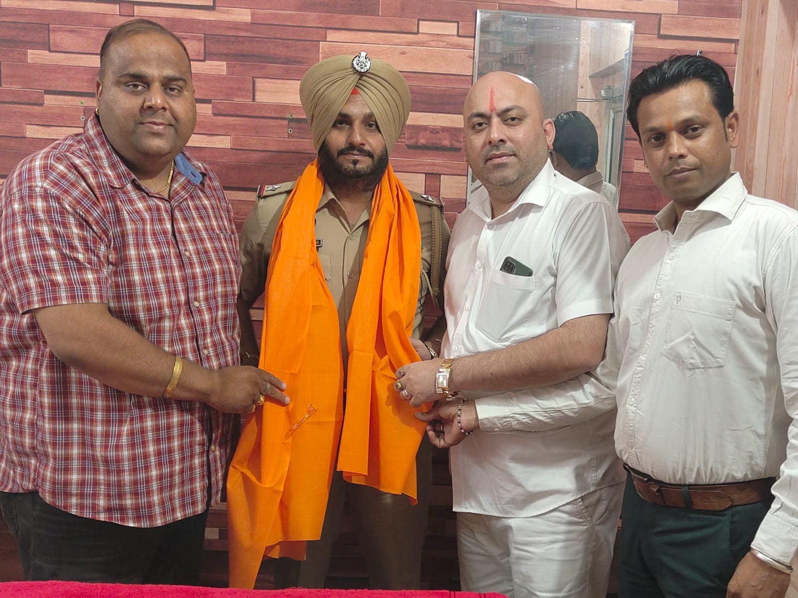 शिव सेना समाजवादी ने चौंकी इंचार्ज को अच्छी सेवा के लिए किया सन्मानित : हन्नी भारद्वाज, विशाल मदान