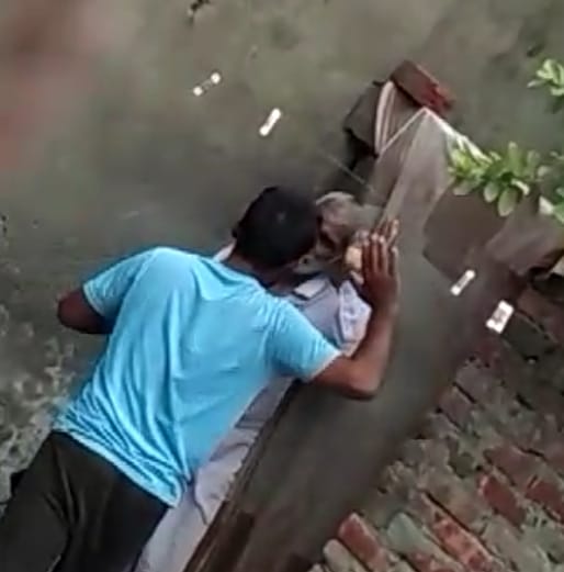 मामला बजुर्ग के साथ अमानवीय व्यवहार का इंसानियत हुई शर्मसार :