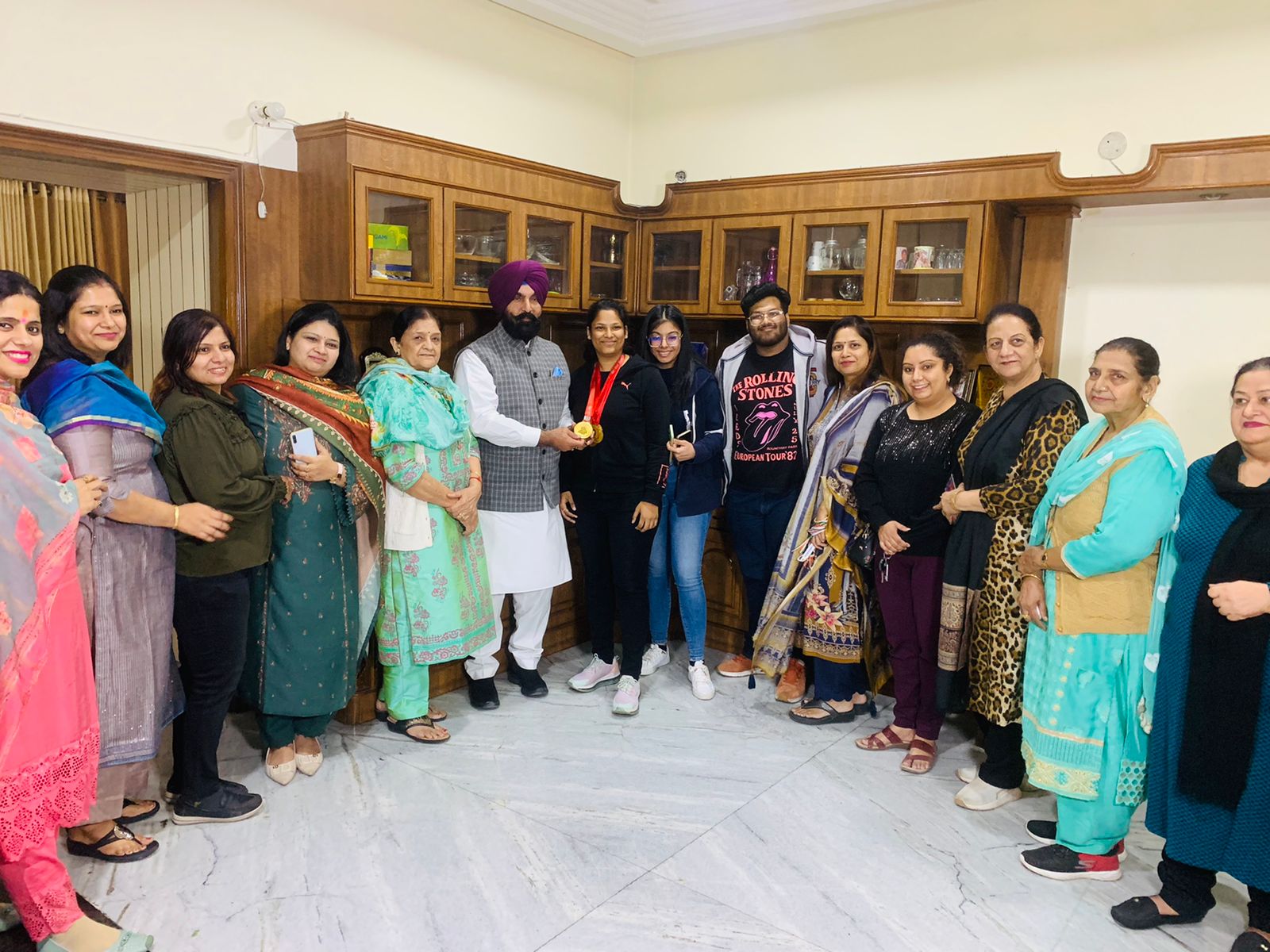 राइफल शूटिंग चैंपियनशिप में दो गोल्ड मैडल जितने वाली सौम्या गुप्ता को हल्का आत्म नगर विधायक कुलवंत सिद्धू ने घर जाकर किया सन्मानित