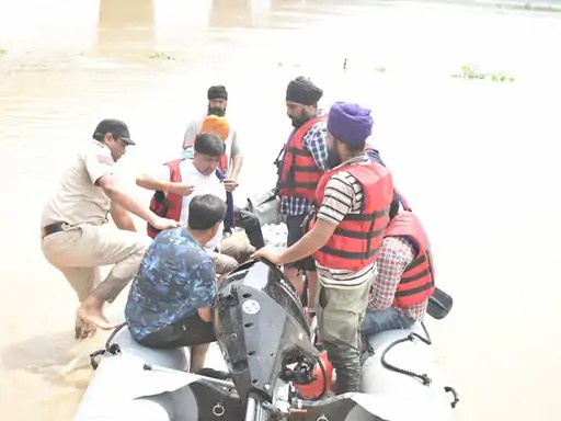 पंजाब के 4 जिलों में बाढ़, गांवों में घुसा पानी :