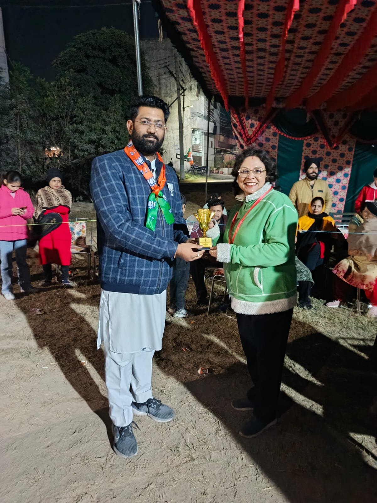 बडमिंटन टूर्नामेंट में शामिल हो बच्चो का होंसला बधाई करते हुए भाजपा नेता एडवोकेट हनीश गुप्ता